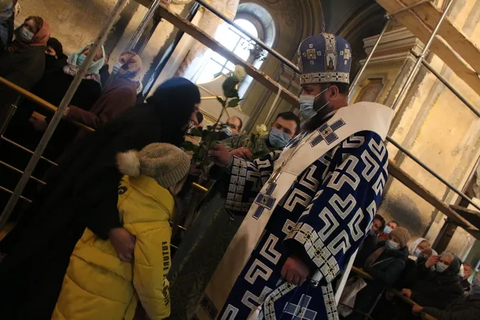 У луцькому соборі митрополит Михаїл роздавав жінкам білі троянди (фото)