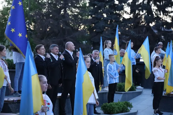 Неймовірне шоу: у Луцьку відкрили світломузичний фонтан (фото)