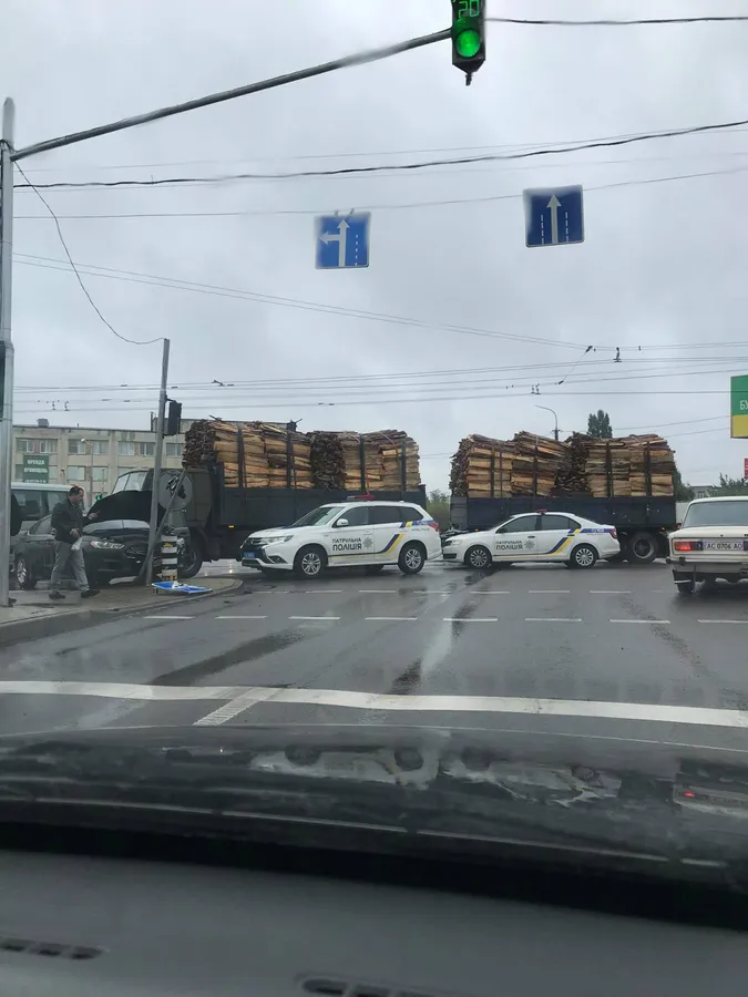 ДТП у Луцьку за участі лісовоза: рух транспорту – ускладнений (ФОТО)