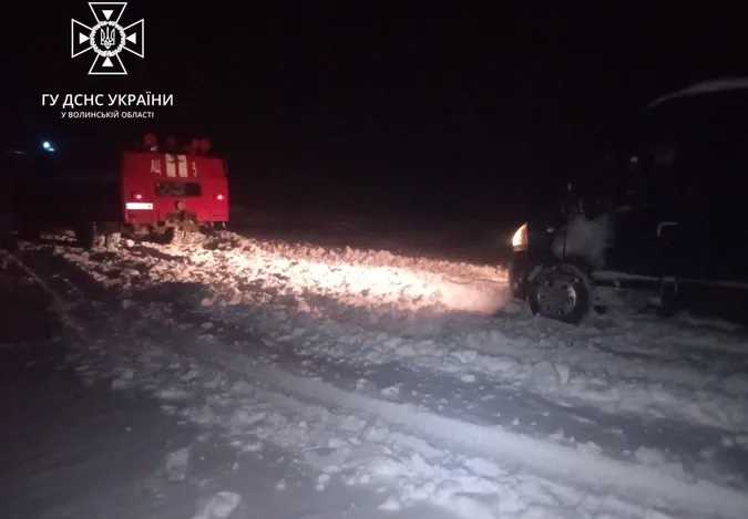 На Волині у снігові пастки потрапили два рейсових автобуси з пасажирами (фото)