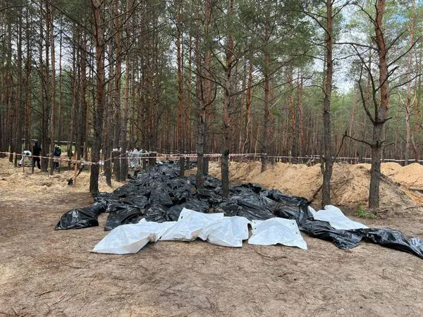 Підняли 447 тіл – багато жінок, є діти: в Ізюмі завершили ексгумацію (фото, відео)