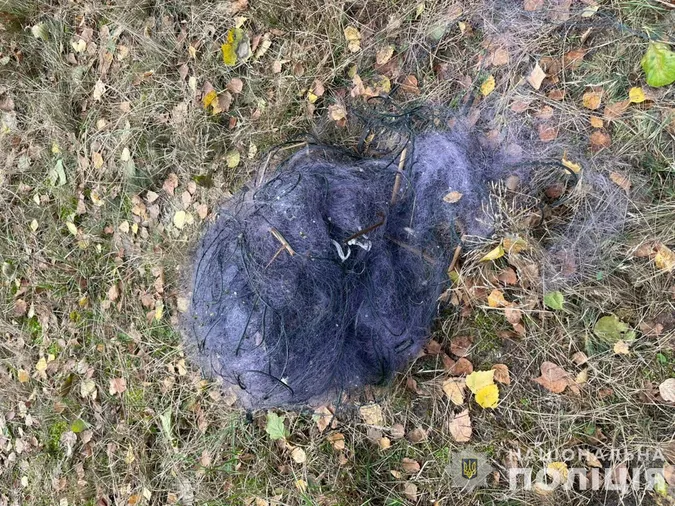 Волинські поліцейські забрали в браконьєра сітку, човен і весло (фото)