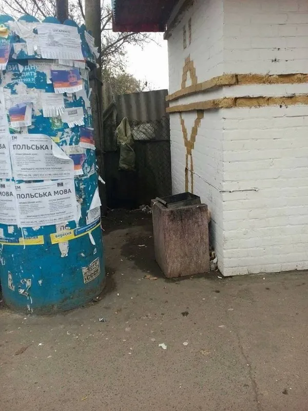 У Луцьку зупинку громадського транспорту закидали сміттям (фото)