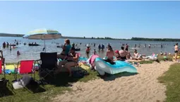 Аншлаг в Хрінниках  – у спеку біля водосховища яблуку ніде впасти: ціни, локації (відео)