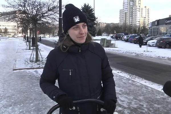 Йти неможливо: хто у Луцьку має посипати піском слизькі тротуари (відео)