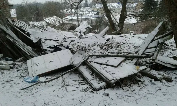 Луцькі муніципали прибирали мотлох зі знесених сараїв (фото)