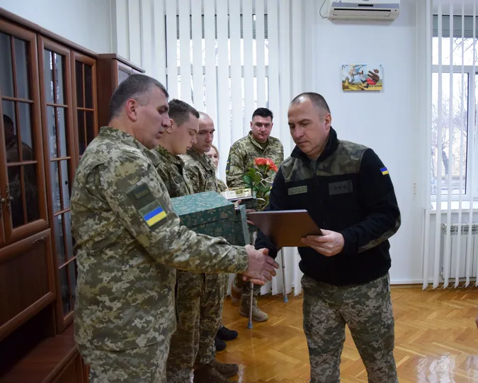 На Волині напередодні свят вручили відзнаки та подарунки прикордонникам, які пройшли ворожий полон (фото)