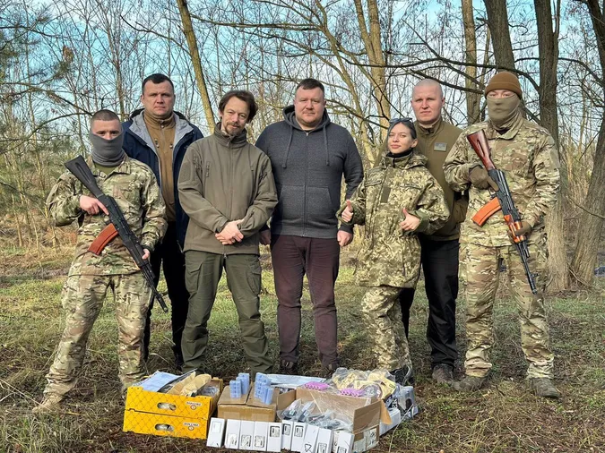 Бійцям «сотки» на сході країни привезли різдвяні подарунки з Волині (фото)