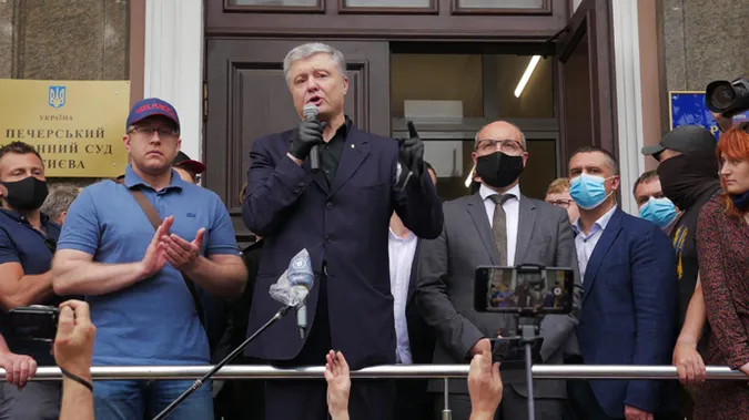 Суд у справі Порошенка відклали на липень
