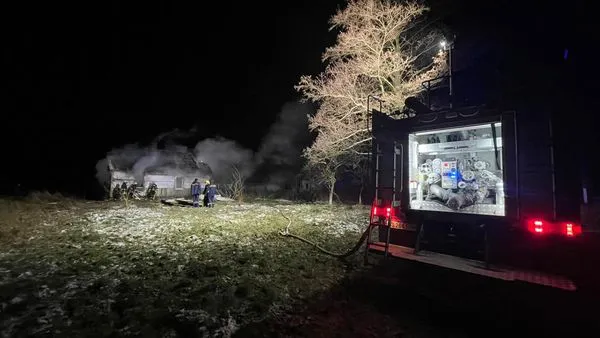 На Ківерцівщині горів будинок: під час гасіння виявили тіло чоловіка (фото, відео)