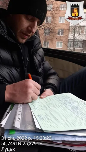 Біля багатоповерхівки в Луцьку встановили незаконні сходи. Їх знесуть (фото)