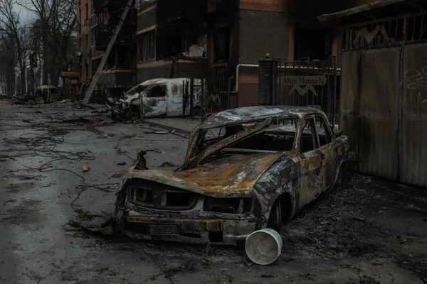 Ірпінь в руїнах: спалені Біблії і загублений дитячий кросівок (фоторепортаж)