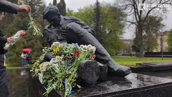 У Луцьку поклали квіти до пам'ятника невідомому солдату (фото)