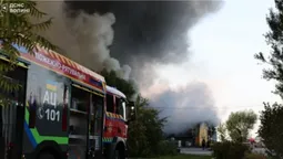 Чорний дим у небі і 30 рятувальників: під Луцьком спалахнула масштабна пожежа (фото)
