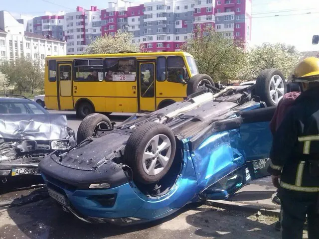 Перевернутий автомобіль: у Луцьку сталася аварія (фото, оновлено)