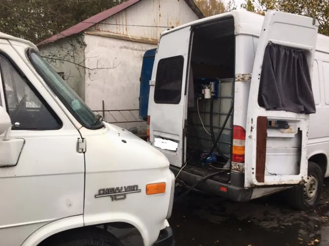 На Волині у двох бусах знайшли 6 тонн дизпалива (фото)