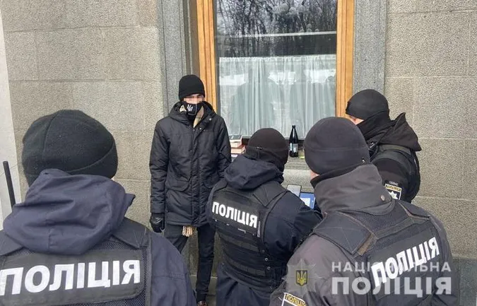 У Києві чоловік кинув молоток у вікно Верховної Ради (фото)