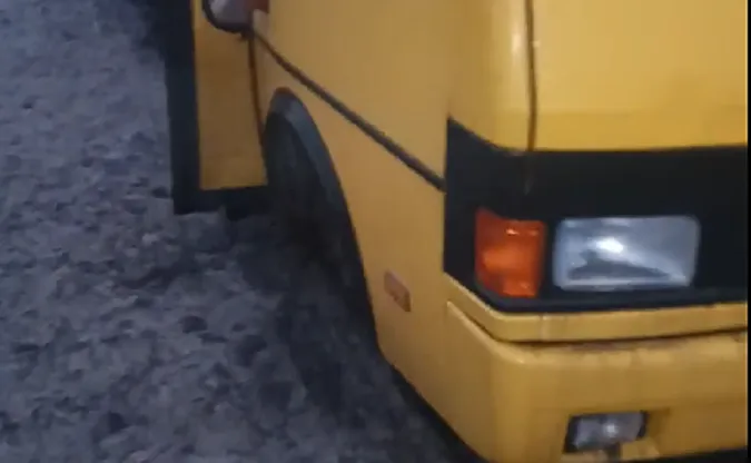Не дороги, а напрямки: на Волині рейсовий автобус застряг у багнюці (відео)