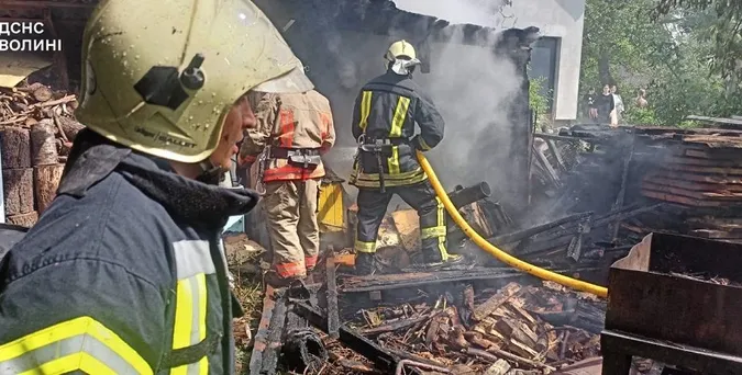 У Володимирі врятували від вогню житловий будинок (фото)
