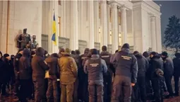 Сотні силовиків, військова техніка та автозаки: як у Києві готуються до «перевороту» (фото)