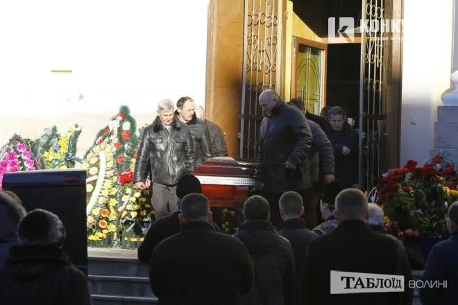 Домовину з Петром Гордійчуком виносять з храм