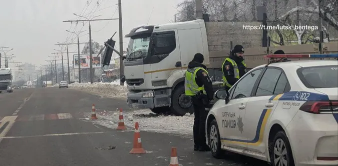 На Дубнівській у Луцьку водій вантажівки зніс світлофор (фото, оновлено)