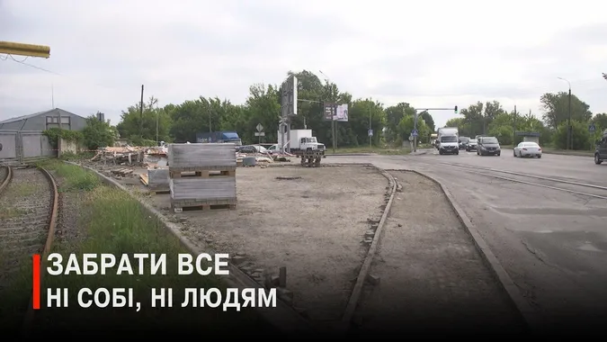 Розритий тротуар і знята бруківка: у Луцьку триває конфлікт навколо демонтованого кіоску (відео)