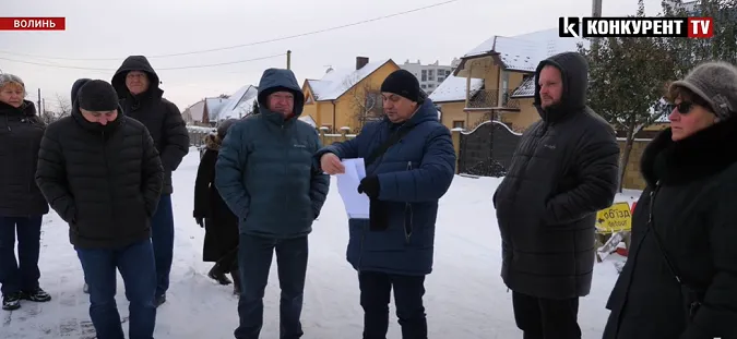У селі біля Луцька обурені люди вийшли на дорогу: що вимагають (відео)