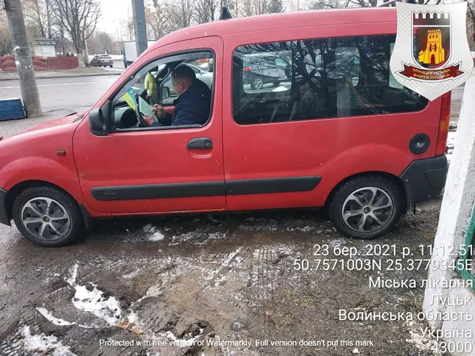 Замість газонів – місиво: у Луцьку оштрафували паркохама (фото)