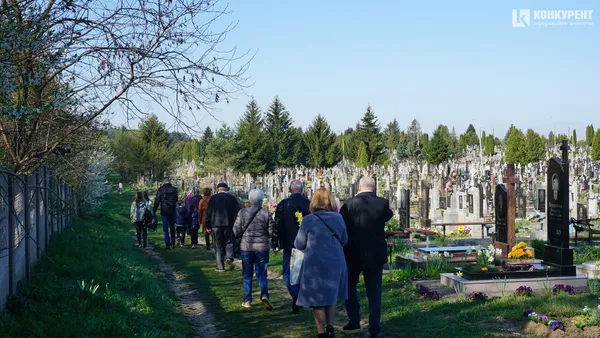 «У Бога всі живі, у нього немає мертвих»: як лучани проводять поминальну неділю (фото)