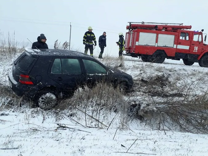 На Волині рятувальники витягнули з кюветів три авто за добу (фото)