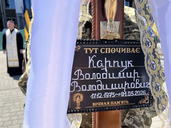 На похорон приїхав «англійський брат»: у Ковелі попрощалися з воїном Володимиром Карпуком (фото)