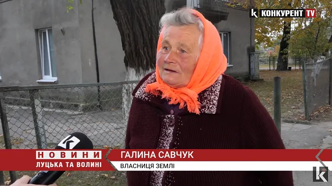 На Волині скандал через землю: власників паїв виганяли з поля, поки комбайн молотив їх урожай (відео)
