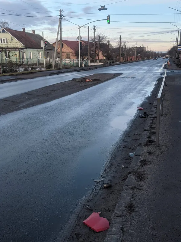 У Луцьку на Вишкові легковик врізався у острівець безпеки (фото)