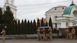 Небо плакало: у Луцьку попрощалися з воїнами Олександром Семенюком та Іваном Кумбровим