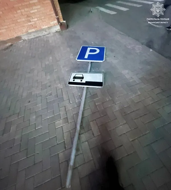 Збив дорожній знак та протаранив припарковане авто: у Луцьку нетверезий водій влаштував ДТП (фото)