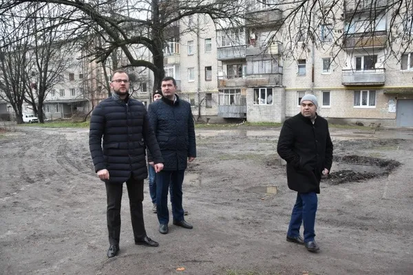 У Луцьку оглянули двори, які потребують ремонту (фото)
