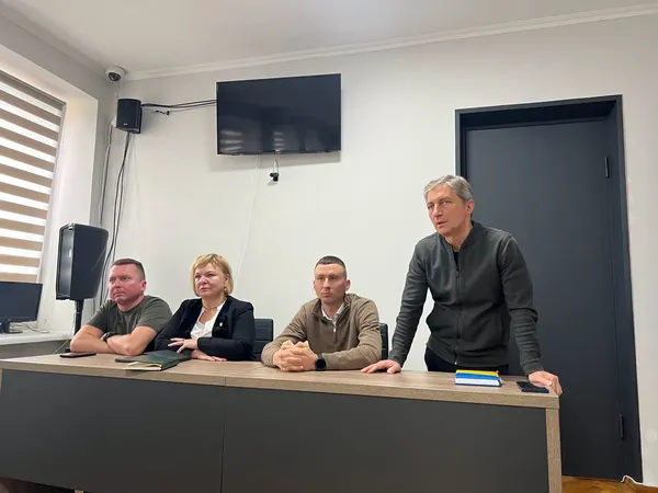 «Не наражайте людей на ризик»: у Ковелі водіїв вантажівок закликали не паркуватися біля будинків і шкіл