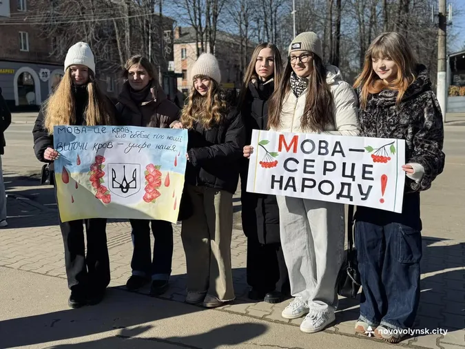 Зв'язані руки та скотч на вустах: на Волині діти провели перформанс (фото)