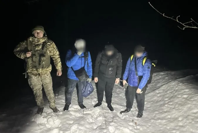 На кордоні зі Словаччиною зловили ухилянта з Волині і 13 його «колег» (фото)