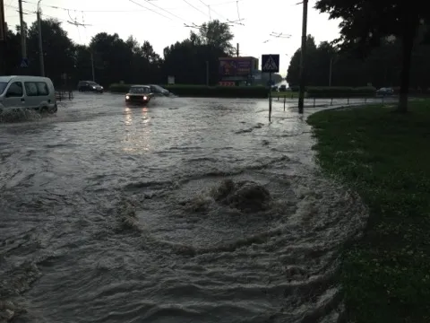 Луцьк знову затопило (фото)