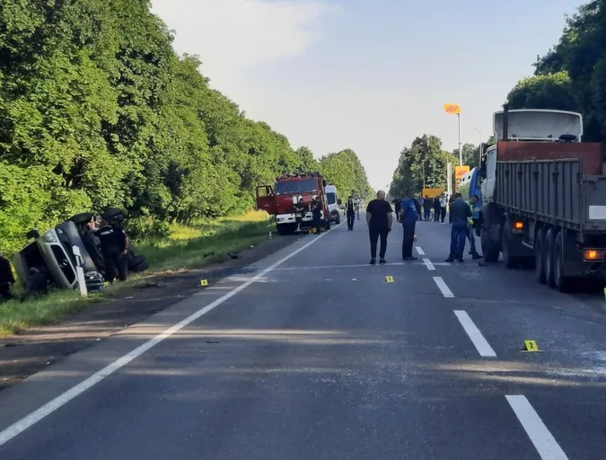 Під Луцьком зіткнулися МАЗ і пасажирський автобус – тринадцять потерпілих (фото)
