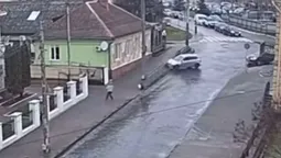 Містична аварія: у Луцьку авто без водія врізалося у металевий паркан (відео)
