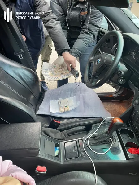 Автобус для військових: на Львівщині посадовець вимагав 100 тисяч у волонтера (фото, відео)