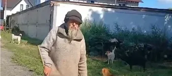 Матюкає, показує дупу, б'є лопатою: безхатько тероризує цілий район у Ковелі (відео)