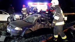 У Польщі електричка врізалася в автомобіль: загинуло троє українців (фото, відео) 