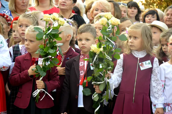 Як у луцькій школі № 1 зустріли першокласників (фото)