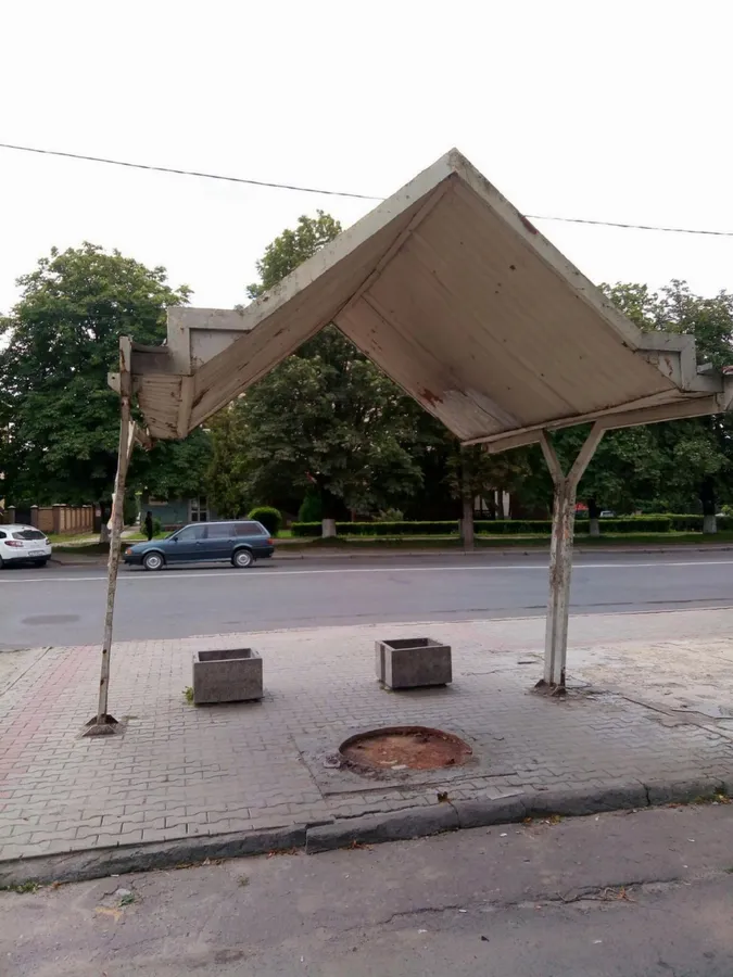 «Скоро впаде на голову»:лучани просять відремонтувати аварійну зупинку