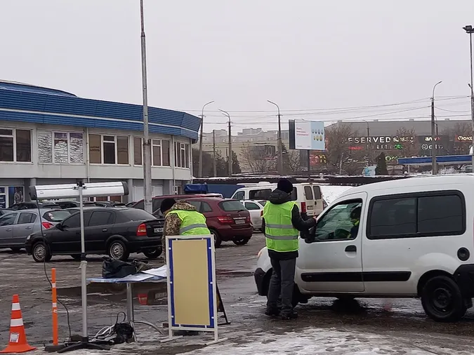 Біля «Юванту» шлагбаум зрізали, але гроші за паркування беруть: чому це так (фото, відео)