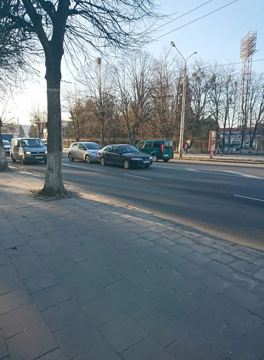 Біля «Авангарду» зіткнулися три автівки, рух ускладнений (фото)